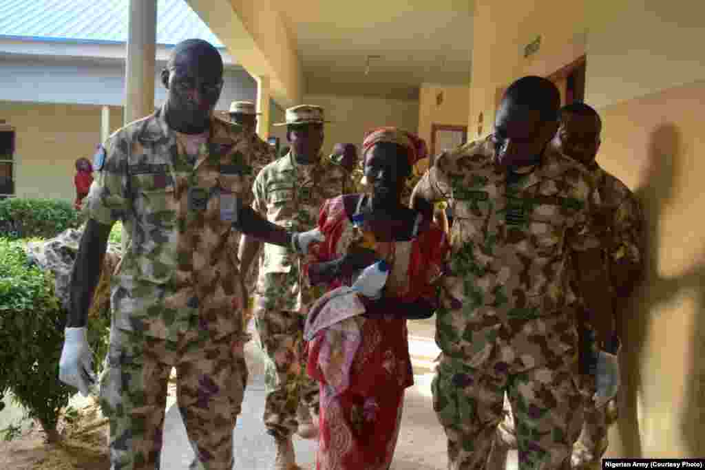 Rundunar sojojin Najeriya ta mika daliba 'yar Chibok, Amina Ali, da jaririyarta da kuma "mijinta" ga gwamnan Jihar Borno, Kashim Shettima
