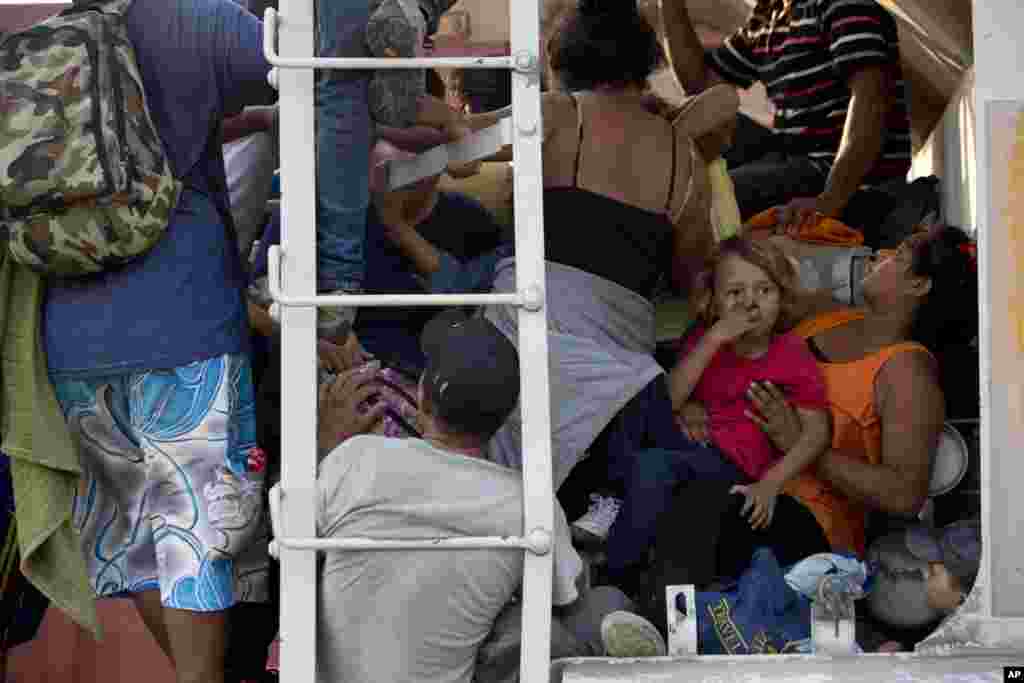Central American migrants cram into a freight train in Ixtepec, Oaxaca State, Mexico, during their journey toward the U.S.-Mexico border, April 23, 2019.