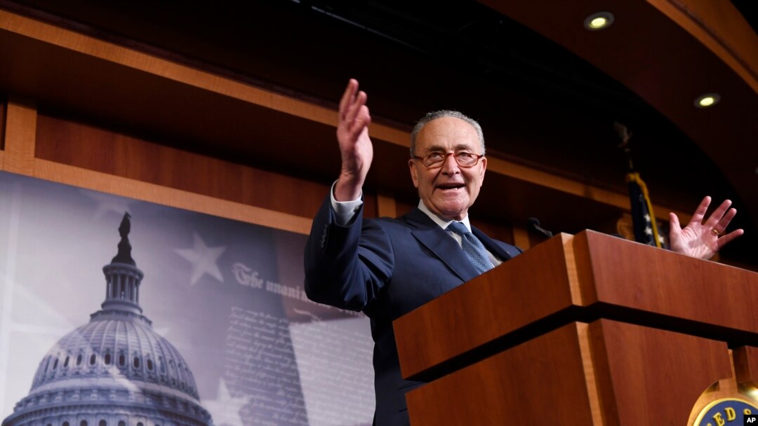 El líder de la minoría demócrata en el Senado, Chuck Schumer, habla durante una conferencia de prensa en el Capitolio en Washington el 5 de febrero de 2020.