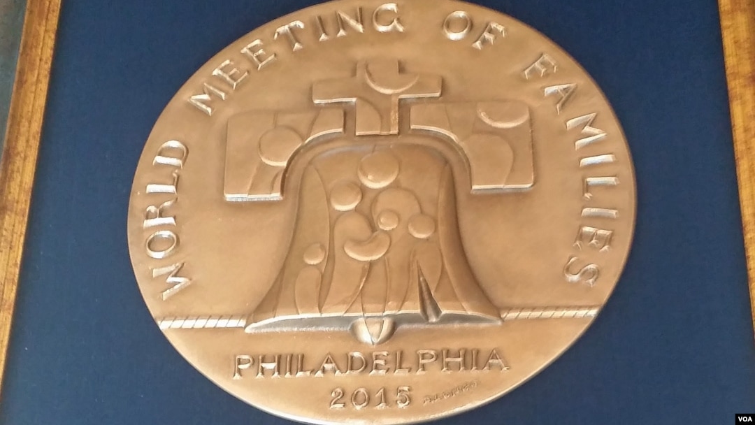 A medal commemorating the World Meeting of Families. (VOA / M. Besheer)