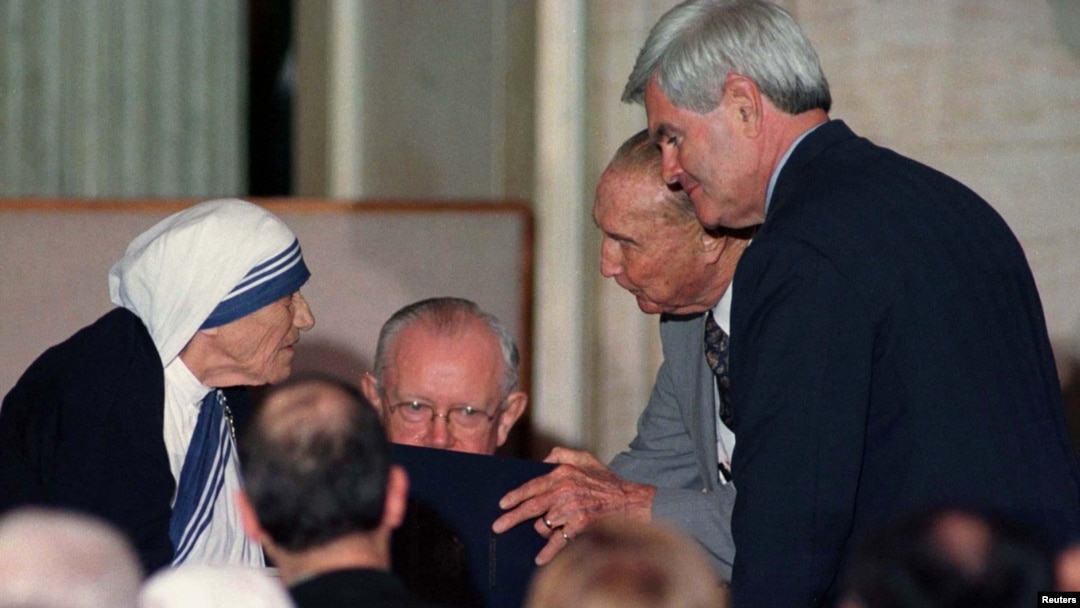 La madre Teresa de Calcuta recibió la Medalla de Oro del Congreso de EE.UU. en 1997 por sus actividades humanitarias y contribuciones caritativas.