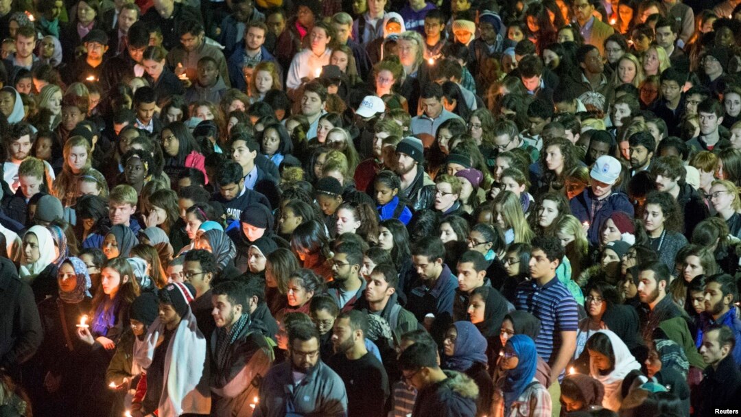 Mahalliy matbuotning yozishicha, 23 yoshli Dia Barakat, uning rafiqasi, 21 yoshli Yusor Abu Salha va singlisi, 19 yoshli Razan Abu Salhaning dafn marosimiga minglab odamlar kelgan.