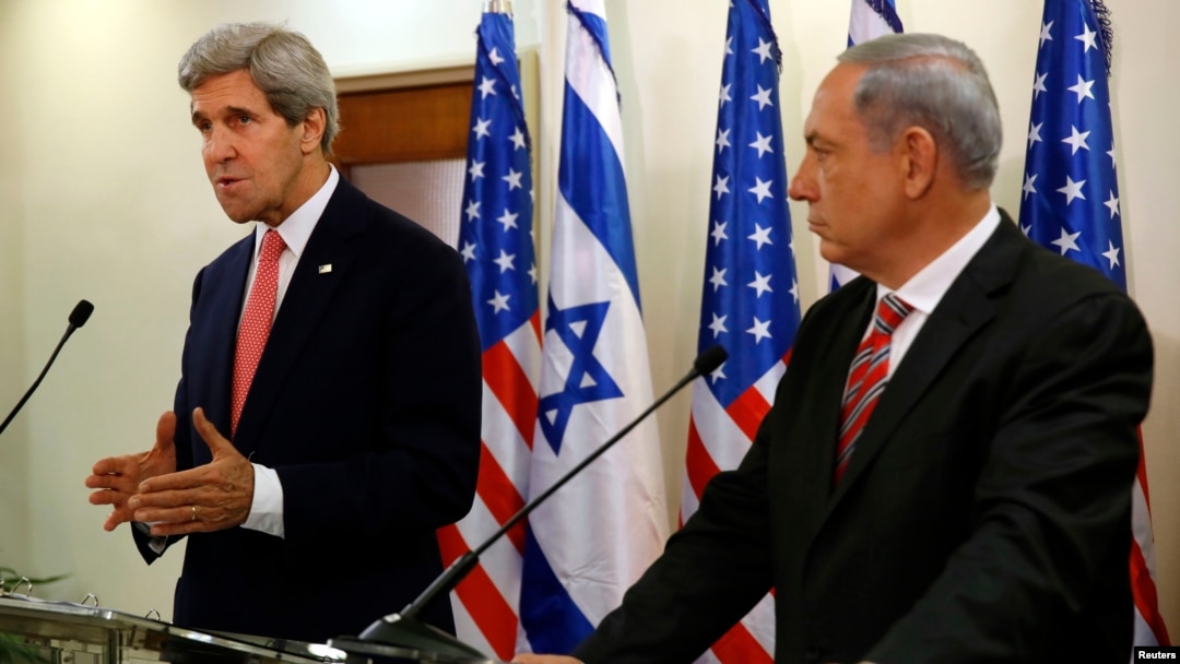 AQSh davlat kotibi Jon Kerri (chapda) va Isroil bosh vaziri Benyamin Netanyaxu matbuot anjumani paytida, Quddus, 5-dekabr, 2013-yil
