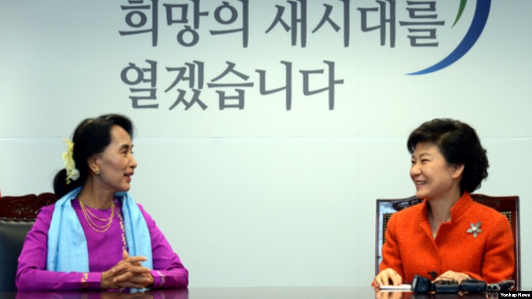 29일 한국 서울 집무실에서 아웅산 수치 여사(왼쪽)를 접견한 박근혜 대통령 당선인.