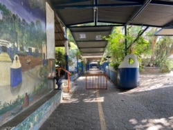 La escuela pública Arturo Ambrogi en Lourdes Colón, La Libertad, recibirá estudiantes desde primero hasta noveno grado, bajo medidas de higiene y distanciamiento. Foto Karla Arévalo, VOA.