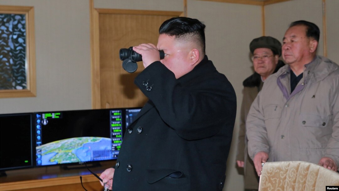 북한의 김정은 국무위원장이 지난 12일 신형 중장거리 전략탄도미사일(IRBM)인 '북극성 2형' 시험발사를 현지지도했다고 조선중앙통신이 13일 보도했다. 