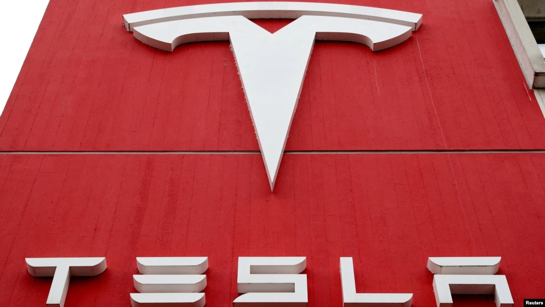 ARCHIVO: Logo de Tesla en una fábrica en Berna, Suiza.