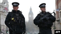 Maafisa wa polisi wakilinda usalama karibu na jengo la Bunge mjini kati London, Machi 23, 2017, siku moja baada ya shambulio la kigaidi.