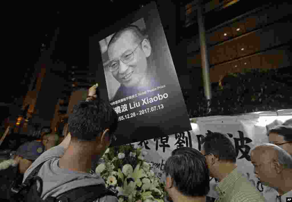刘晓波病逝的噩耗传来,人们在香港中联办外面悼念刘晓波(2017年7月13日)。