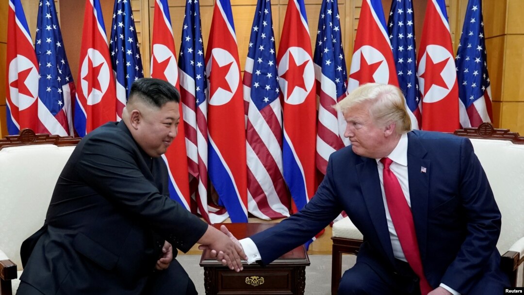 El presidente Donald Trump y el líder norcoreano Kim Jong Un durante su encuentro en la frontera entre Corea del Norte y Corea del Sur el 30 de junio de 2019 (Foto: Reuters/Kevin Lamarque)