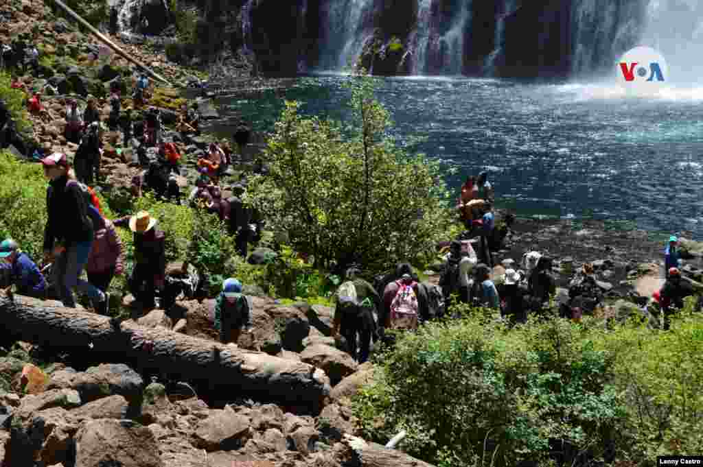 Con una población que apenas sobrepasa los 3.000 habitantes este sitio icónico reabrió esta semana y los turistas regresaron en su gran mayoría sin ningún tipo de protección, alentados por los datos.