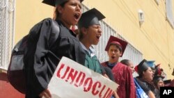 Los legisladores demócratas insisten en una solución legislativa para cerca de 800.000 beneficiarios del programa, que aplaza la deportación de aquellos que ingresaron a Estados Unidos siendo niños.