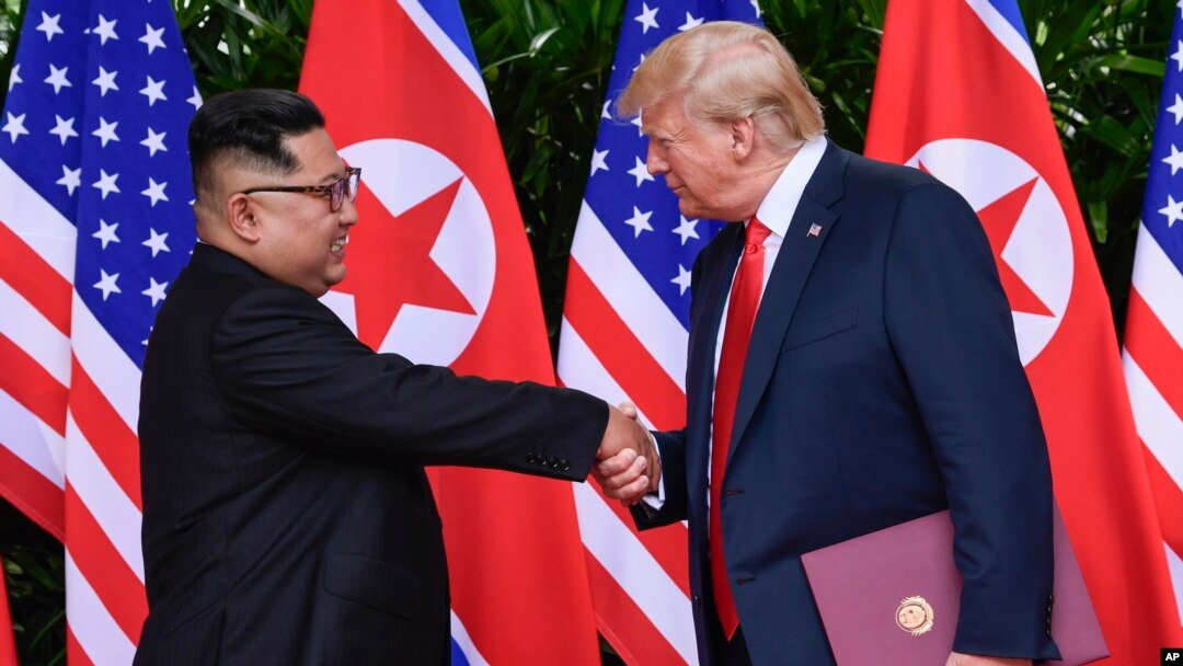도널드 트럼프 미국 대통령과 김정은 북한 국무위원장이 지난 6월 싱가포르에서 첫 정상회담을 마친 후 악수하고 있다.