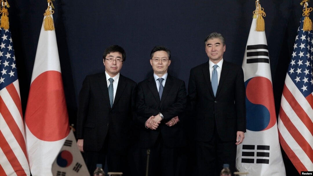 성 김 미 국무부 대북정책특별대표(오른쪽), 황준국 한국 외교부 한반도평화교섭본부장(가운데), 이시카네 기미히로 일본 아시아대양주국장이 13일 서울에서 열린 미한일 6자회담 수석대표 회동에서 기념사진 촬영을 하고 있다.다.