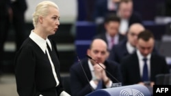 Yulia Navalnaya, viuda del líder de la oposición del Kremlin Alexei Navalny, quien murió el 16 de febrero en una prisión rusa, se dirige al Parlamento Europeo en Estrasburgo, este de Francia, el 28 de febrero de 2024.
