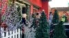 Decoraciones en el exterior de una tienda de productos de Navidad en el este de Caracas, el 6 de diciembre de 2021. [Foto: Luisana Solano - VOA]