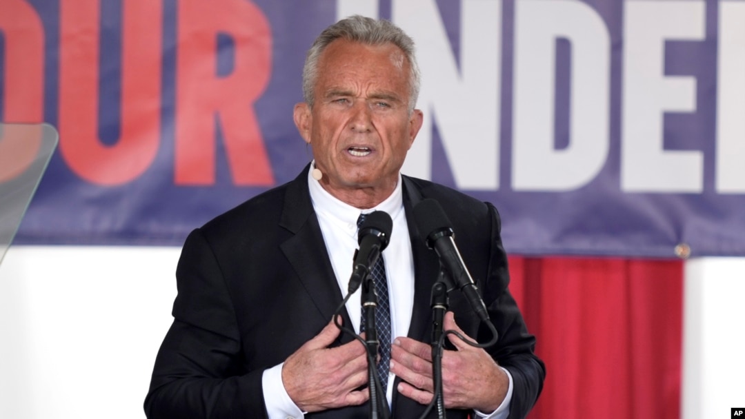 ARCHIVO - El candidato presidencial Robert F. Kennedy, Jr. habla en un evento de campaña, el 9 de octubre de 2023, en Filadelfia. 