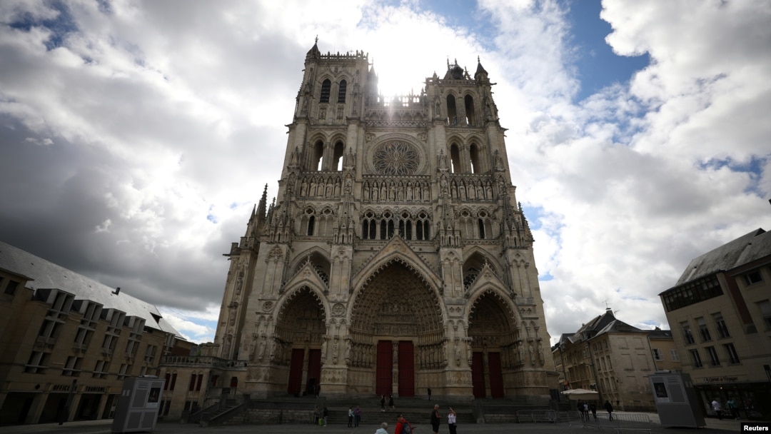 El incendio del 15 de abril redujo a cenizas el entramado de madera que soportaba el tejado de la catedral, una obra maestra de la arquitectura religiosa.
