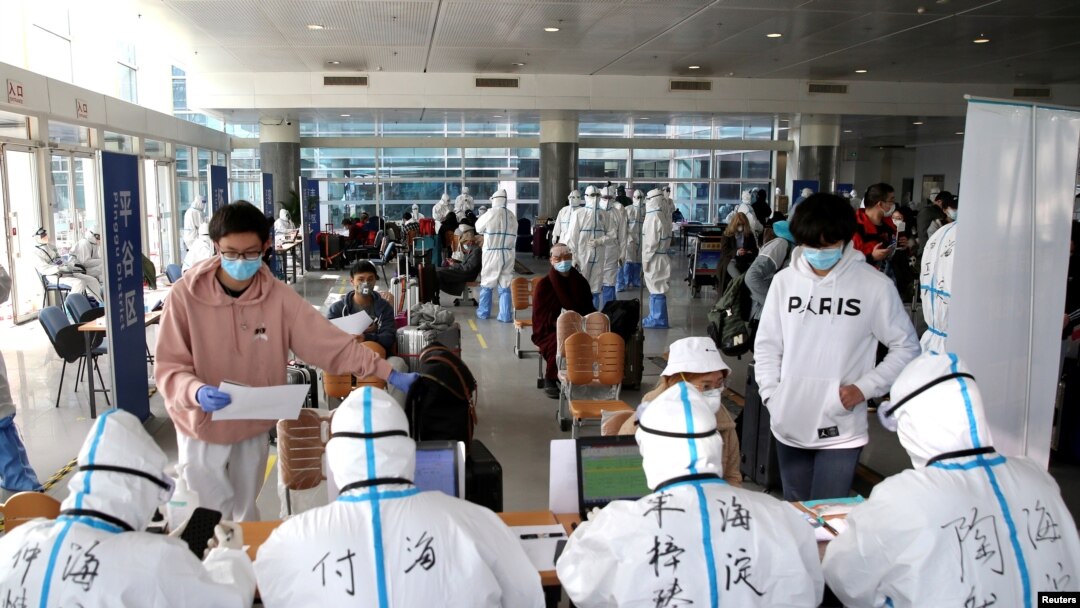 海外抵達北京的旅客在北京國際會展中心接受登記檢測與分流。（2020年3月18日）