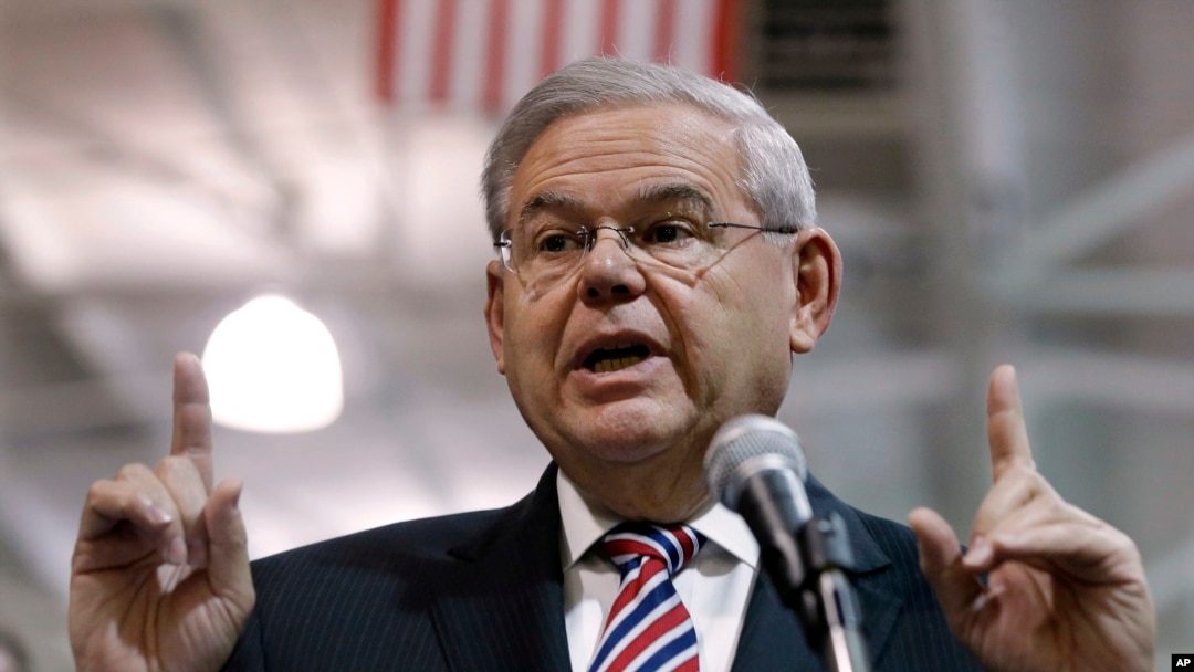 El senador Robert Menendez dice que si Irán adquiriera una bomba nuclear, no quiere su firma en ello.
