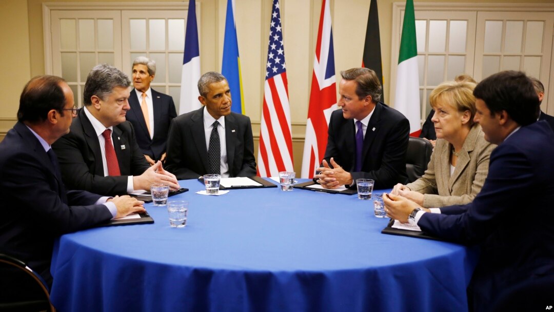 El presidente Barack Obama , cuarto de iz. a der. se reúne con líderes del mundo que incluye al presidente de Ucrania, Petro Poroshenko, (der.) que asiste solo en calidad de invitado.