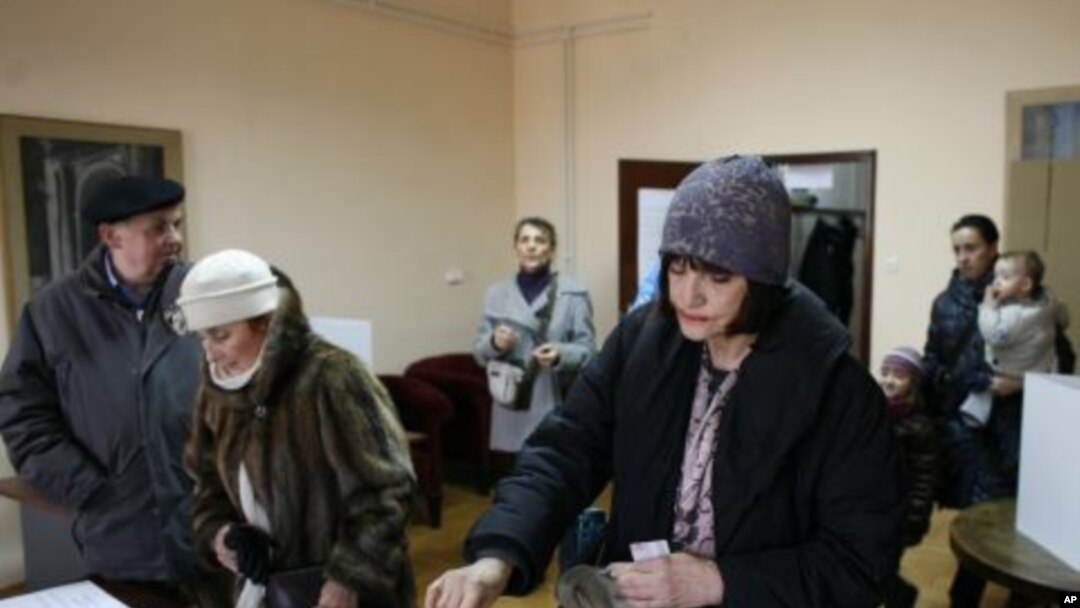 Croatian voters cast their ballots at the polling station in Zagreb, Croatia, January 22, 2012.