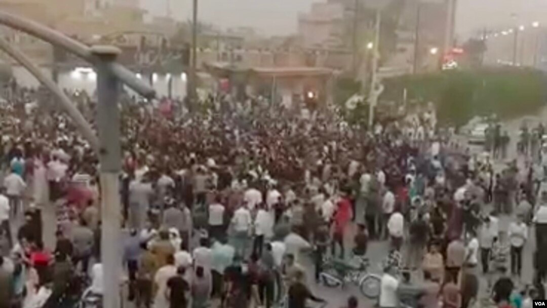 Hundreds of protesters gathered in the southwestern Iranian city of Khorramshahr on June 29, 2018, to denounce Iranian authorities’ handling of water shortages that have left residents with salty, polluted water to drink. (VOA Persian)