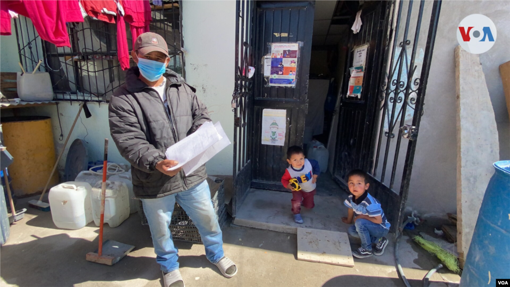 Niños y sus padres aguardan para pasar a EE. UU. en el refugio El Buen Samaritano.