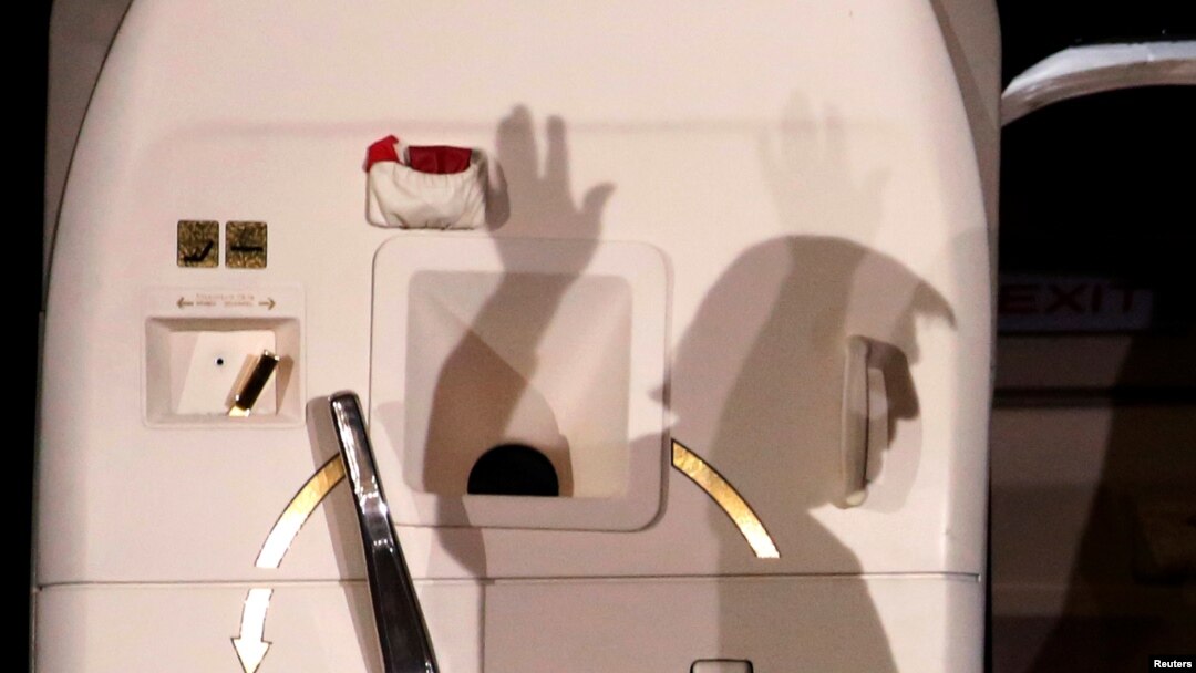 La sombra del presidente Donald Trump se refleja en la puerta del Air Force One, al abordar el mandatario en el avión, el 26 de septiembre de 2016.