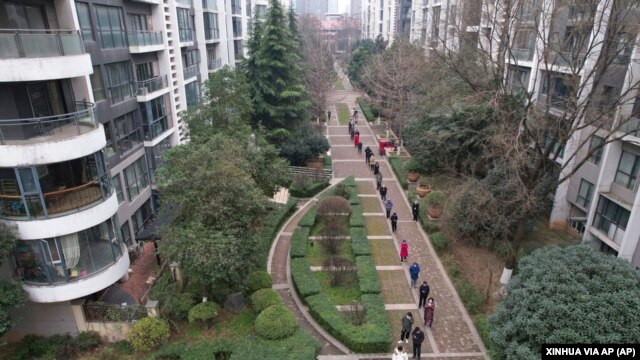 12月23日，西安市民在等候做核酸檢測。