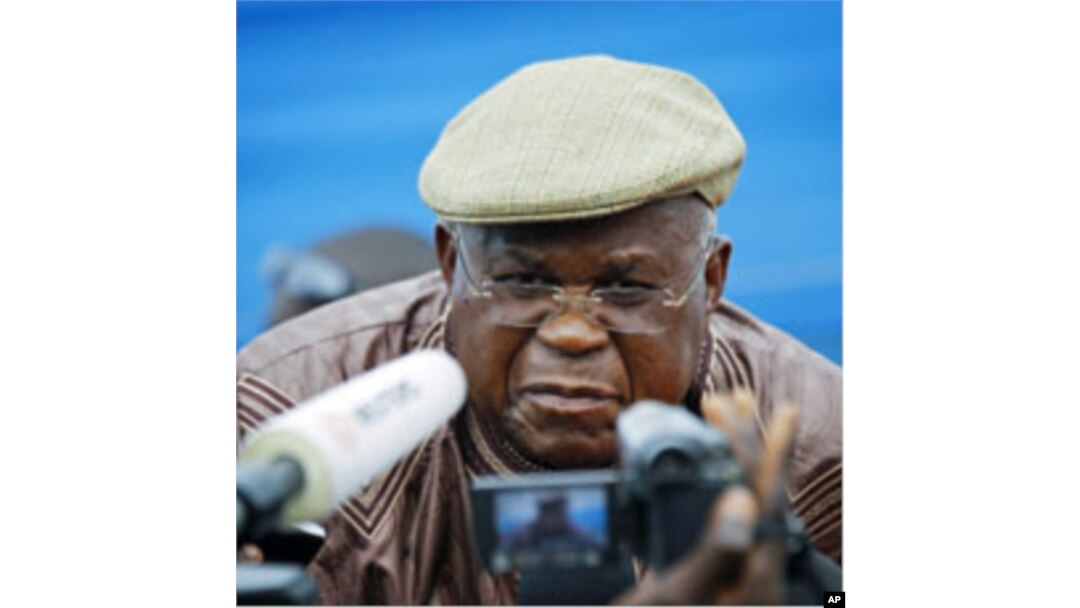 DRC pposition leader Etienne Tshisekedi speaks to the media, November 26, 2011