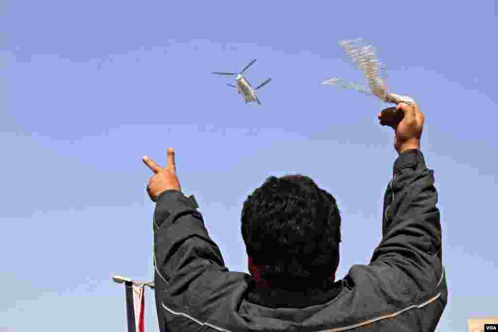 Pro-government crowds gather in Cairo's Tahrir Square, (Hamada Elrasam for VOA).
