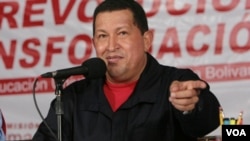 El mandatario de Venezuela, Hugo Chávez, dijo por su parte que Mezerhane es un “ladrón”, pese a que “para los canales de televisión y periódicos de la burguesía no es un delincuente”.
