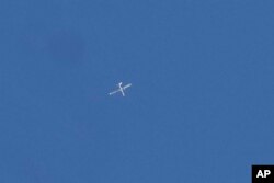 ARCHIVO - Un avión no tripulado de reconocimiento israelí sobrevuela la procesión fúnebre de cuatro combatientes de Hezbolá que murieron el martes después de que sus dispositivos portátiles explotaran en el suburbio sur de Beirut, el miércoles 18 de septiembre de 2024.