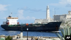 Archivo - Un buque petrolero venezolano en la Bahía de La Habana, Cuba, el 9 de setiembre de 2005.