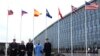 Segundo desde la izquierda, el primer ministro de Suecia, Ulf Kristersson, el secretario general de la OTAN, Jens Stoltenberg, y la princesa heredera de Suecia, Victoria, posan frente a la bandera de Suecia en la sede de la OTAN en Bruselas, el 11 de marzo de 2024. 