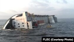 Angola, Navio cargueiro afundou na costa de Cabinda a 16 de Maio, 2014. O navio da DELMAS Angola transportava contentores da internacional MAERSK