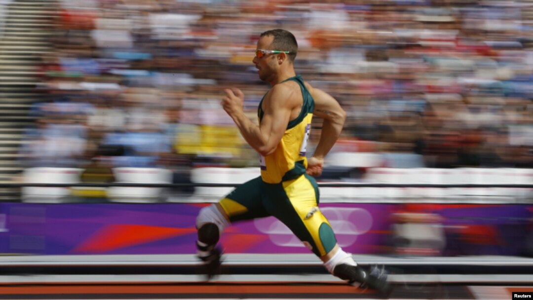 Oscar Pistorius compite durante la primera ronda de las eliminatorias masculinas de 400 metros en los Juegos Olímpicos de Londres 2012, en el Estadio Olímpico el 4 de agosto de 2012.