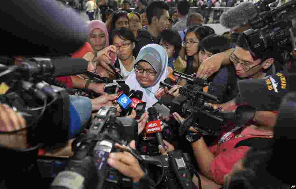 Kuala Lumpur aeroporti... Yo'qolgan samolyotdagi yo'lovchilarning yaqinlari.