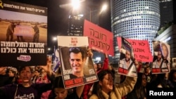 Israelitas protestam contra o governo e demonstram apoio aos reféns raptados durante o ataque mortal de 7 de outubro de 2023, em Telavive.
