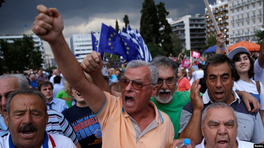Manifestantes a favor del Euro protestan frente al edificio del Parlamento griego en Atenas.