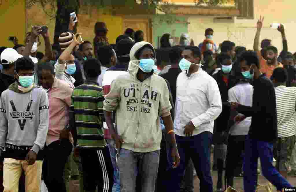 Sudanese demonstrators gather to participate in anti-government protests in Khartoum, Jan. 17, 2019.
