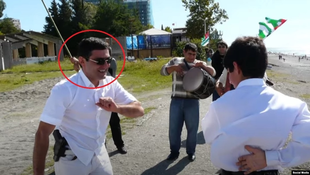 ალიკ მინასიანმა აფხაზეთში სომხების უფლებების დასაცავად ჯერ რუსეთს მიმართა, 28 ოქტომბერს კი მოულოდნელად ვლადისლავ არძინბას საფლავთან გამოჩნდა
