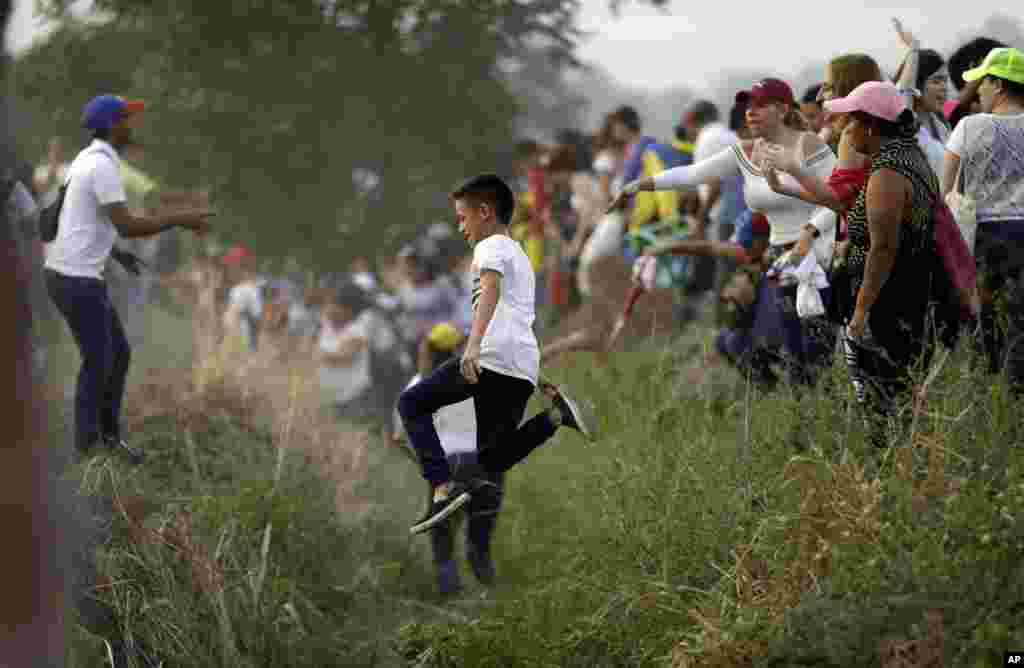 People arrive to the Venezuela Aid Live concert on the Colombian side of the Tienditas International Bridge on the outskirts of Cucuta, Colombia, on the border with Venezuela.