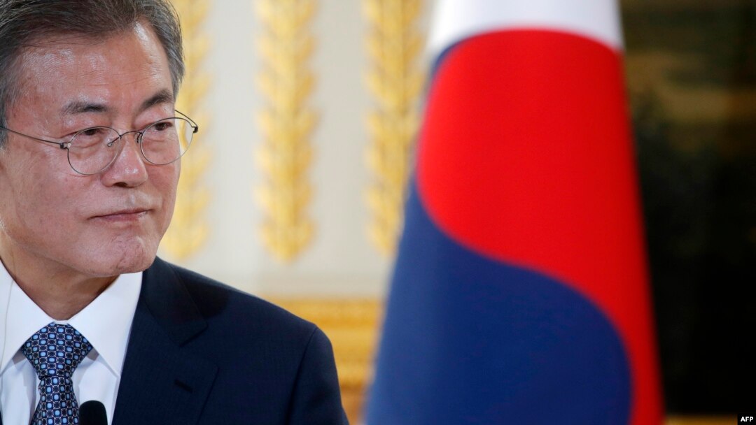 15일 파리를 방문한 문재인 한국 대통령은 북한의 비핵화가 되돌릴 수 없는 단계에 도달했다면 유엔 제재의 완화를 통해 북한의 비핵화를 더욱 촉진해야 한다며 안보리 상임이사국인 프랑스의 역할을 당부했다.