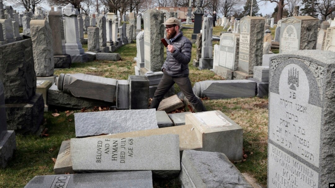 Un centenar de lápidas fueron derrumbadas recientemente en un cementerio judío en Filadelfia. Eso ocurrió una semana después de un ataque similar en Missouri.