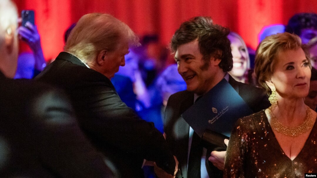 El presidente argentino, Javier Milei, saluda al presidente electo de EEUU durante una gala del America First Policy Institute en Mar-a-Lago, Florida, el 14 de noviembre de 2024.