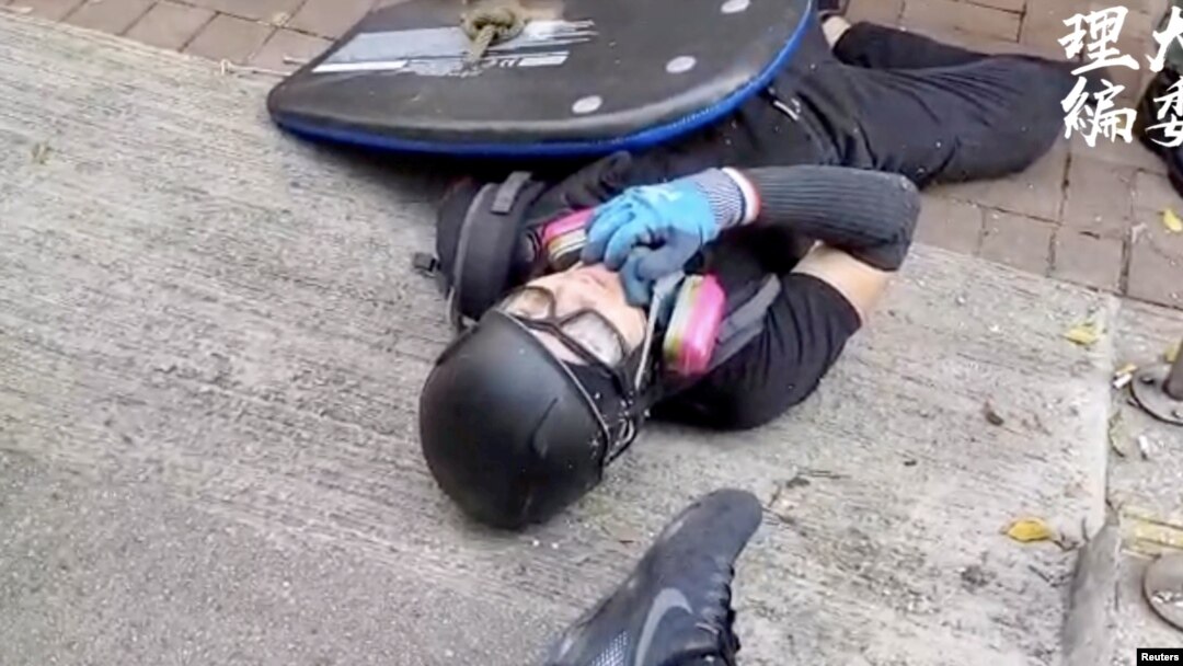 香港反送中抗議者曾志健被警察發射的子彈打中倒在地上。（2019年10月1日）