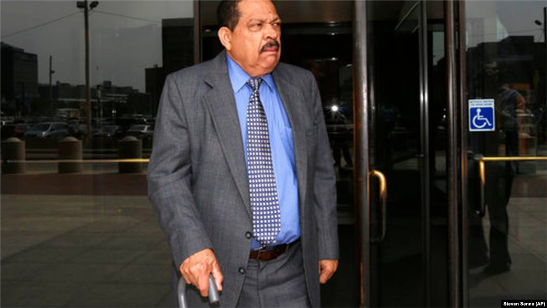 El 22 de agosto de 2013 el excoronel salvadoreño Inocente Orlando Montaño sale de un tribunal federal en Boston, Massachusetts. 