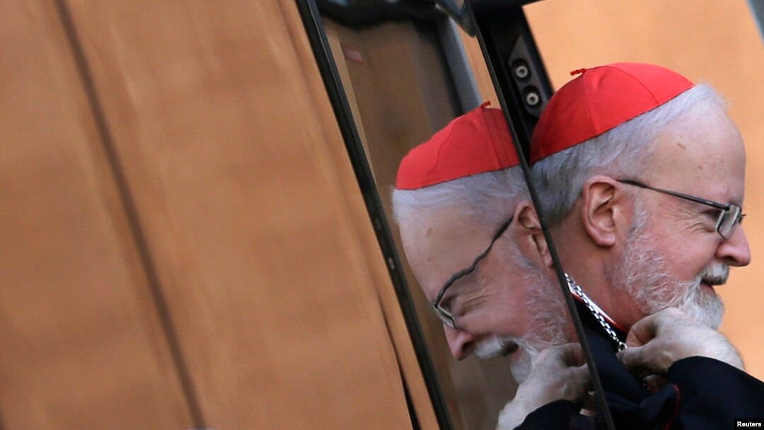 El cardenal estadounidense Patrick O'Malley llega a una reunión en la sala del Sínodo en el Vaticano, durante las reuniones preparatorias al cónclave en el que se elegirá al nuevo Papa.